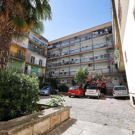 De Clave Luxury Apartment